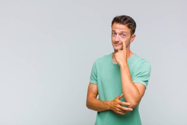 Genç yakışıklı adam sana göz kulak oluyor, güvenmiyor, izliyor, tetikte ve tetikte.