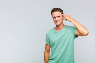 Genç yakışıklı, kafası karışmış ve kafası karışmış hissediyor. Deli, deli ya da aklını kaçırmış olduğunu gösteriyor.