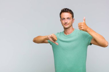 Genç yakışıklı, kafası karışmış, bilgisiz ve kararsız hissediyor. İyi ve kötü seçenekleri farklı seçeneklerle tartıyor.