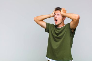 Genç ve yakışıklı bir adam, korkunç ve şok olmuş görünüyor. Korkunç bir hata yüzünden, el ele tutuşuyor.