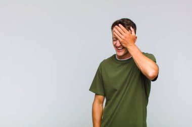 Genç yakışıklı adam gülüyor ve alnına şaplak atıyor. Unuttum ya da aptalca bir hataydı. 