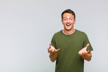 Genç yakışıklı adam umutsuz ve sinirli görünüyor, stresli, mutsuz ve sinirli, bağırıyor ve çığlık atıyor.