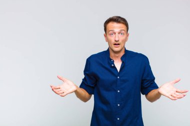 Genç ve yakışıklı bir adam son derece şok olmuş ve şaşırmış, endişeli ve paniklemiş, stresli ve dehşete kapılmış görünüyor.