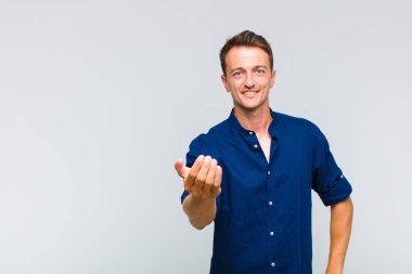 Genç yakışıklı adam kendini mutlu, başarılı ve kendinden emin hissediyor. Meydan okumayla yüzleşip 