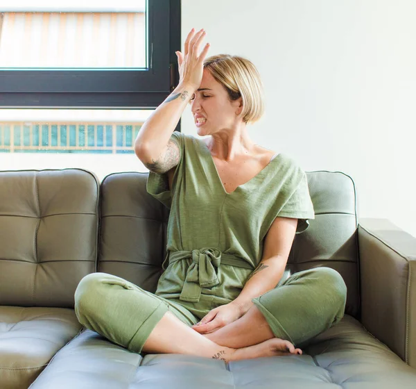 Pretty Blonde Woman Raising Palm Forehead Thinking Oops Making Stupid — Foto Stock