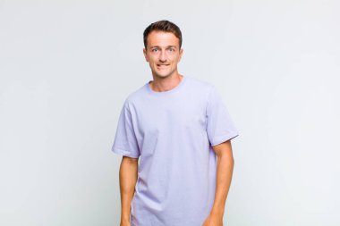 Şaşkın ve kafası karışmış genç bir adam gergin bir hareketle dudağını ısırıyor, sorunun cevabını bilmiyor.