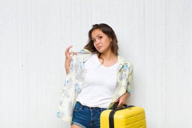 Genç İspanyol kadın kibirli, başarılı, pozitif ve gururlu görünüyor.