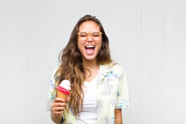 Genç İspanyol kadın agresif bir şekilde bağırıyor, çok kızgın, hayal kırıklığına uğramış, öfkeli ya da sinirli görünüyor, hayır diyor.