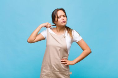 Genç İspanyol kadın kendini stresli, endişeli, yorgun ve hayal kırıklığına uğramış hissediyor.