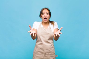 Genç İspanyol kadın ağzı açık ve şaşkın, şok olmuş ve hayretler içinde inanılmaz bir sürprizle