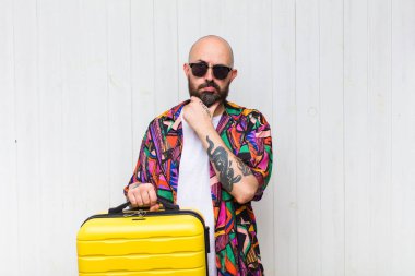 Kel düşünen, kuşkulu ve kafası karışık, farklı seçenekleri olan, hangi kararı vereceğini merak eden bir adam.