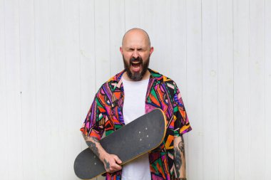 Kel adam agresif bir şekilde bağırıyor, çok kızgın, sinirli, öfkeli ya da sinirli görünüyor, hayır