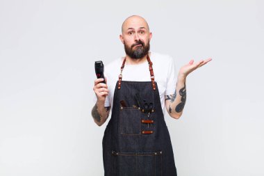 Kel adam şaşkın ve kafası karışık, şüpheci, farklı seçenekleri tartıyor ya da komik bir ifadeyle seçiyor