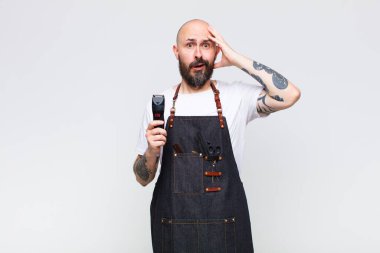 Kel adam mutlu, şaşkın ve şaşırmış görünüyor, gülümsüyor ve inanılmaz ve inanılmaz iyi haberleri fark ediyor.