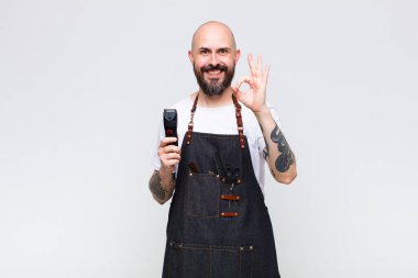 Kel adam mutlu, rahat ve tatmin olmuş hissediyor. Onayını iyi bir hareketle gösteriyor. Gülümsüyor.