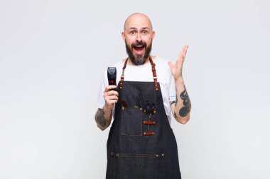 Kel adam mutlu, heyecanlı, şaşırmış ya da şok olmuş hissediyor, gülümsüyor ve inanılmaz bir şeye şaşırıyor.