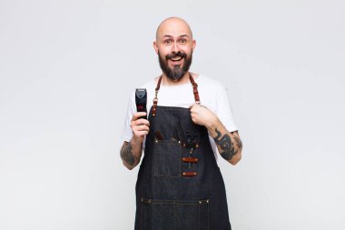 Kel adam mutlu, şaşırmış ve gururlu hissediyor. Heyecanlı ve şaşkın bir bakışla kendini işaret ediyor.