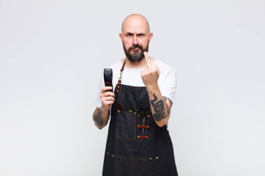 Kel adam kızgın, sinirli, asi ve agresif hissediyor, orta parmağını sallıyor, karşı koyuyor.