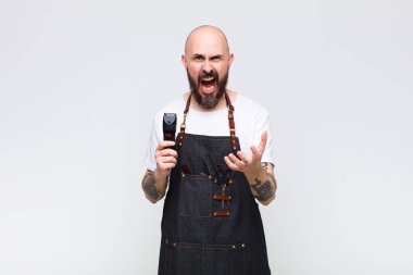 Kel adam sinirli, sinirli ve hayal kırıklığına uğramış görünüyor. Senin neyin var? 