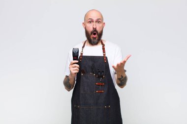 Kel adam ağzı açık ve şaşırmış, şok olmuş ve hayrete düşmüş inanılmaz bir sürprizle