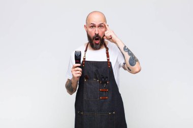 Kel adam şaşırmış, ağzı açık, şok olmuş, yeni bir düşünce, fikir ya da konsept keşfediyor.