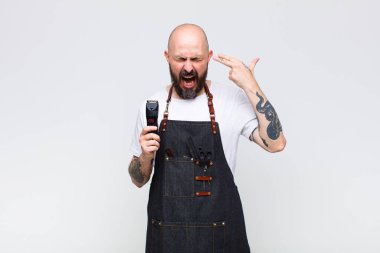 Kel adam mutsuz ve stresli görünüyor, intihar jesti elle silah işareti yapıyor, kafasını işaret ediyor.