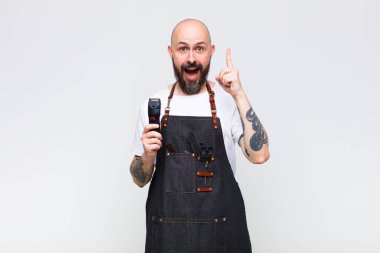 Bir fikri fark ettikten sonra mutlu ve heyecanlı bir dahi gibi hisseden kel bir adam, neşeli bir şekilde parmağını kaldırıyor, eureka!