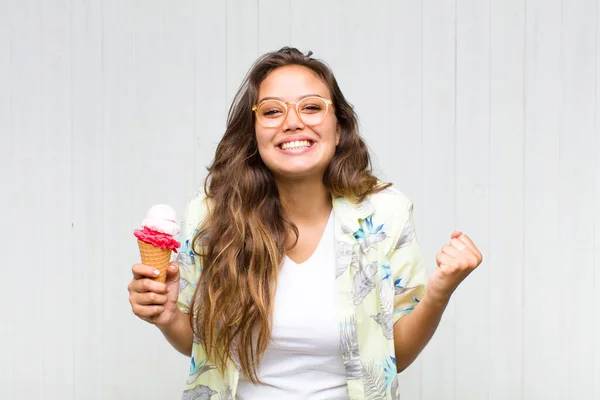 Jovem Hispânica Sentindo Chocado Animado Feliz Rindo Celebrando Sucesso Dizendo — Fotografia de Stock