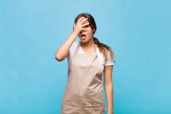 Mujer Hispana Joven Que Parece Sorprendida Asustada Aterrorizada Cubriendo Cara —  Fotos de Stock