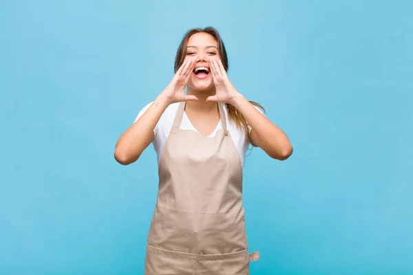 Ung Latinamerikansk Kvinna Känner Sig Glad Upphetsad Och Positiv Ger — Stockfoto