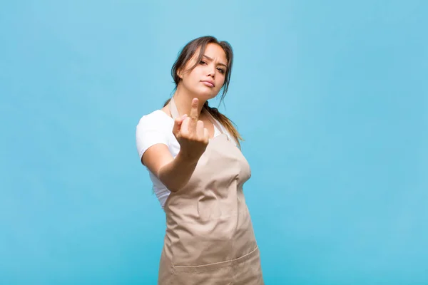 Jonge Spaanse Vrouw Die Zich Boos Geïrriteerd Opstandig Agressief Voelt — Stockfoto