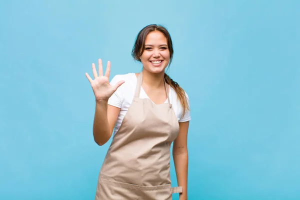 Junge Hispanische Frau Lächelt Und Sieht Freundlich Aus Zeigt Nummer — Stockfoto