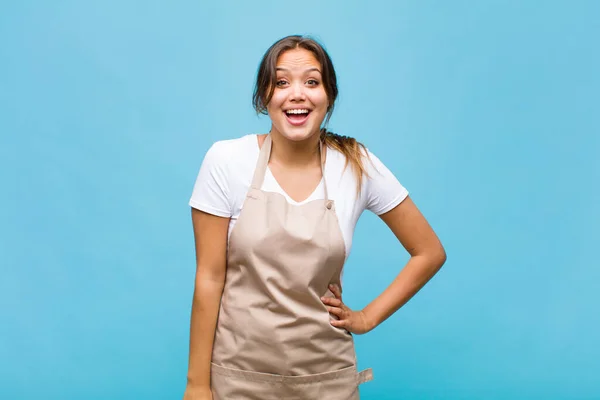 Joven Mujer Hispana Que Feliz Gratamente Sorprendida Emocionada Con Una — Foto de Stock