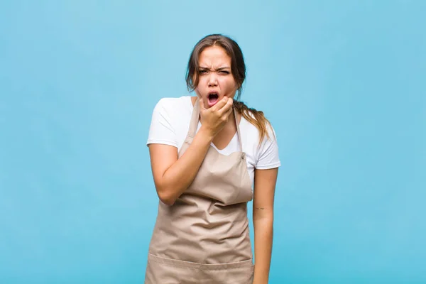 Ung Latinamerikansk Kvinna Med Mun Och Ögon Vidöppna Och Hand — Stockfoto