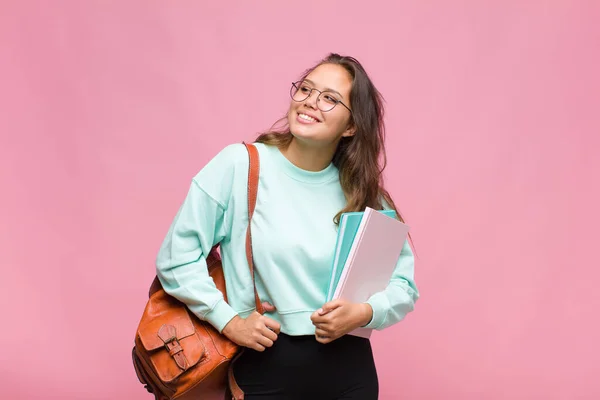 Joven Mujer Hispana Sonriendo Feliz Soñando Despierto Dudando Mirando Lado — Foto de Stock