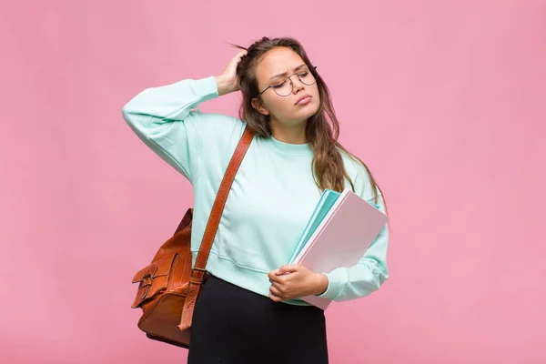 Joven Mujer Hispana Sintiéndose Desconcertada Confundida Rascándose Cabeza Mirando Hacia — Foto de Stock