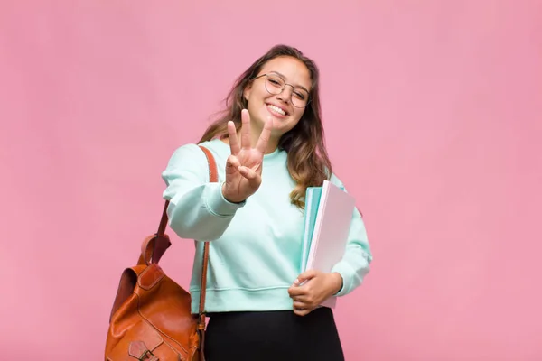 Joven Mujer Hispana Sonriendo Buscando Amigable Mostrando Número Tres Tercero — Foto de Stock