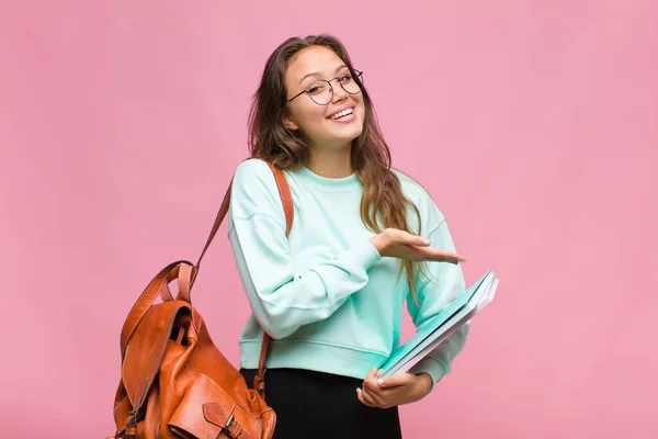 Joven Mujer Hispana Sonriendo Alegremente Sintiéndose Feliz Mostrando Concepto Espacio — Foto de Stock