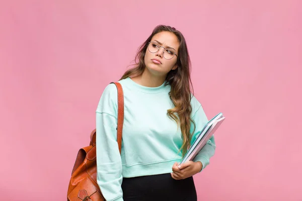 Joven Mujer Hispana Sintiéndose Triste Molesta Enojada Mirando Hacia Lado — Foto de Stock