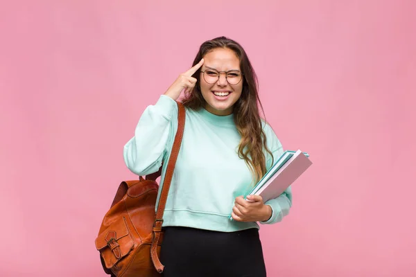 Joven Mujer Hispana Mirando Sorprendida Con Boca Abierta Conmocionada Realizando — Foto de Stock