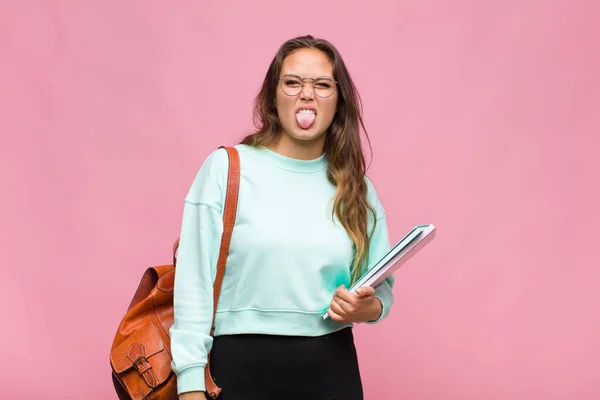 Joven Mujer Hispana Sintiéndose Disgustada Irritada Sacando Lengua Detestando Algo — Foto de Stock