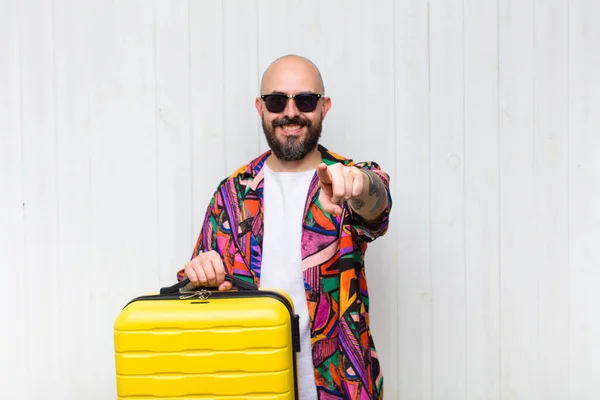 Homem Careca Apontando Para Câmera Com Sorriso Satisfeito Confiante Amigável — Fotografia de Stock