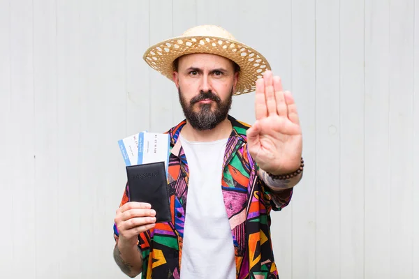 Uomo Calvo Che Sembra Serio Severo Scontento Arrabbiato Mostrando Mano — Foto Stock