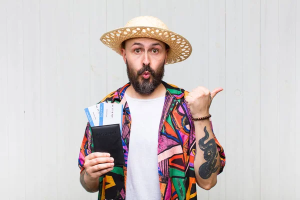 Hombre Calvo Mirando Asombrado Incredulidad Señalando Objeto Lado Diciendo Wow — Foto de Stock