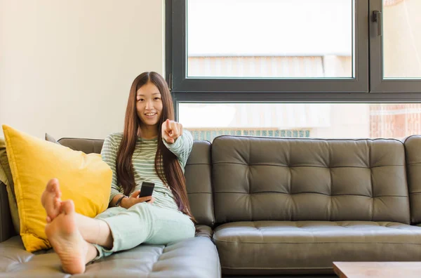 Joven Asiático Mujer Apuntando Cámara Con Satisfecho Confiado Sonrisa Amistosa — Foto de Stock