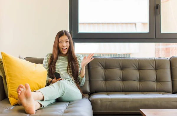 Joven Asiático Mujer Sintiéndose Feliz Excitado Sorprendido Sorprendido Sonriendo Asombrado — Foto de Stock