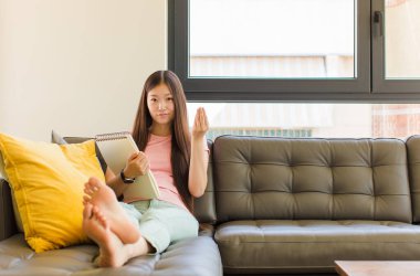 Genç Asyalı kadın sana borcunu ödemeni söyleyerek kapiş ya da para hareketi yapıyor.!