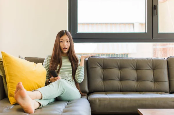 Ung Asiatisk Kvinna Ser Förvånad Och Chockad Med Käken Tappade — Stockfoto