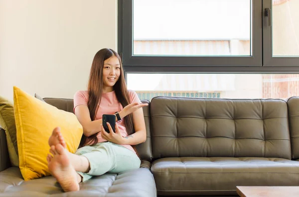 Joven Mujer Asiática Sonriendo Alegremente Sintiéndose Feliz Mostrando Concepto Espacio — Foto de Stock