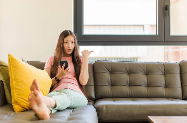 Joven Asiático Mujer Buscando Asombrado Incredulidad Apuntando Objeto Lado Diciendo — Foto de Stock